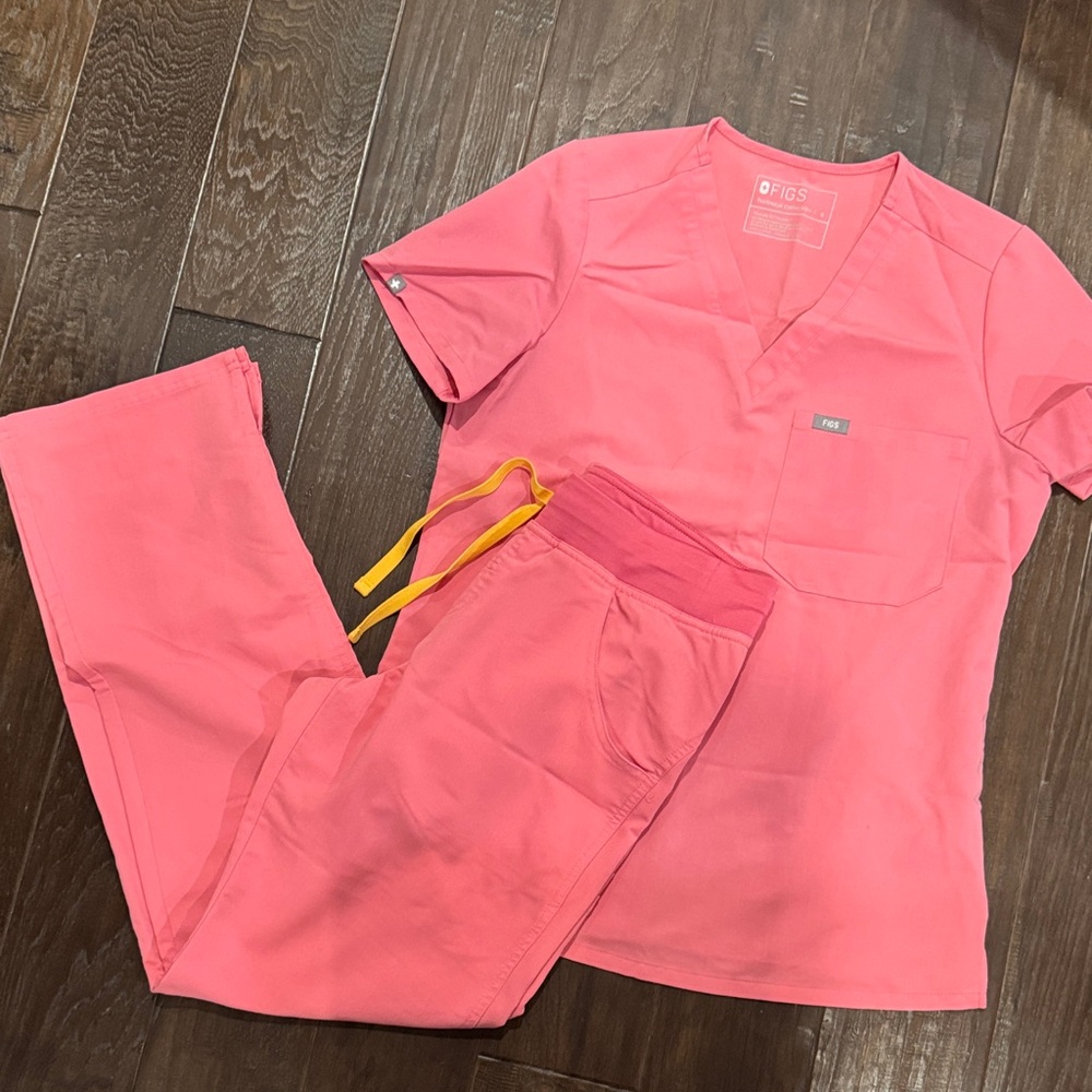 Figs Coral Scrub Set with Yellow Drawstring